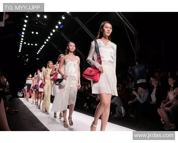 球星足球与西藏传统舞蹈碰撞文化火花 展现跨界艺术的独特魅力