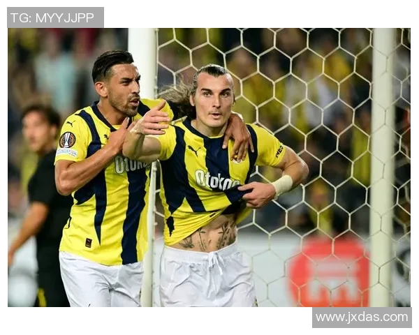 足球场上巧妙躲避对方球员的明星球员盘点及技巧解析